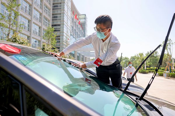 全力以赴，鑄就會(huì)務(wù)保障的堅(jiān)實(shí)后盾——記黨代會(huì)服務(wù)保障團(tuán)隊(duì)