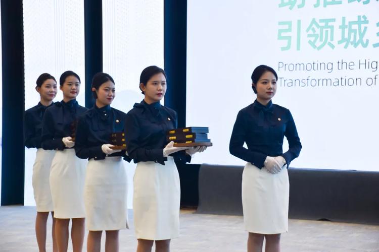 保利物業(yè) 以專業(yè)公關禮儀為核心，為高端會務保駕護航